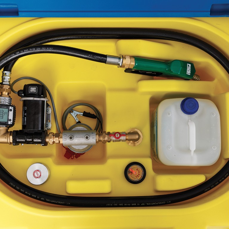 Interior rezervor transportabil plastic motorină cu pompă și pistol