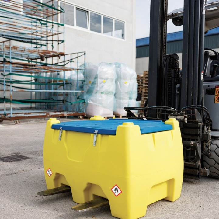 Rezervor transportabil plastic motorină pe furci stivuitor lateral