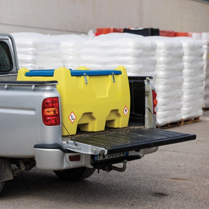 Rezervor transportabil plastic motorină încărcat în pickup transport